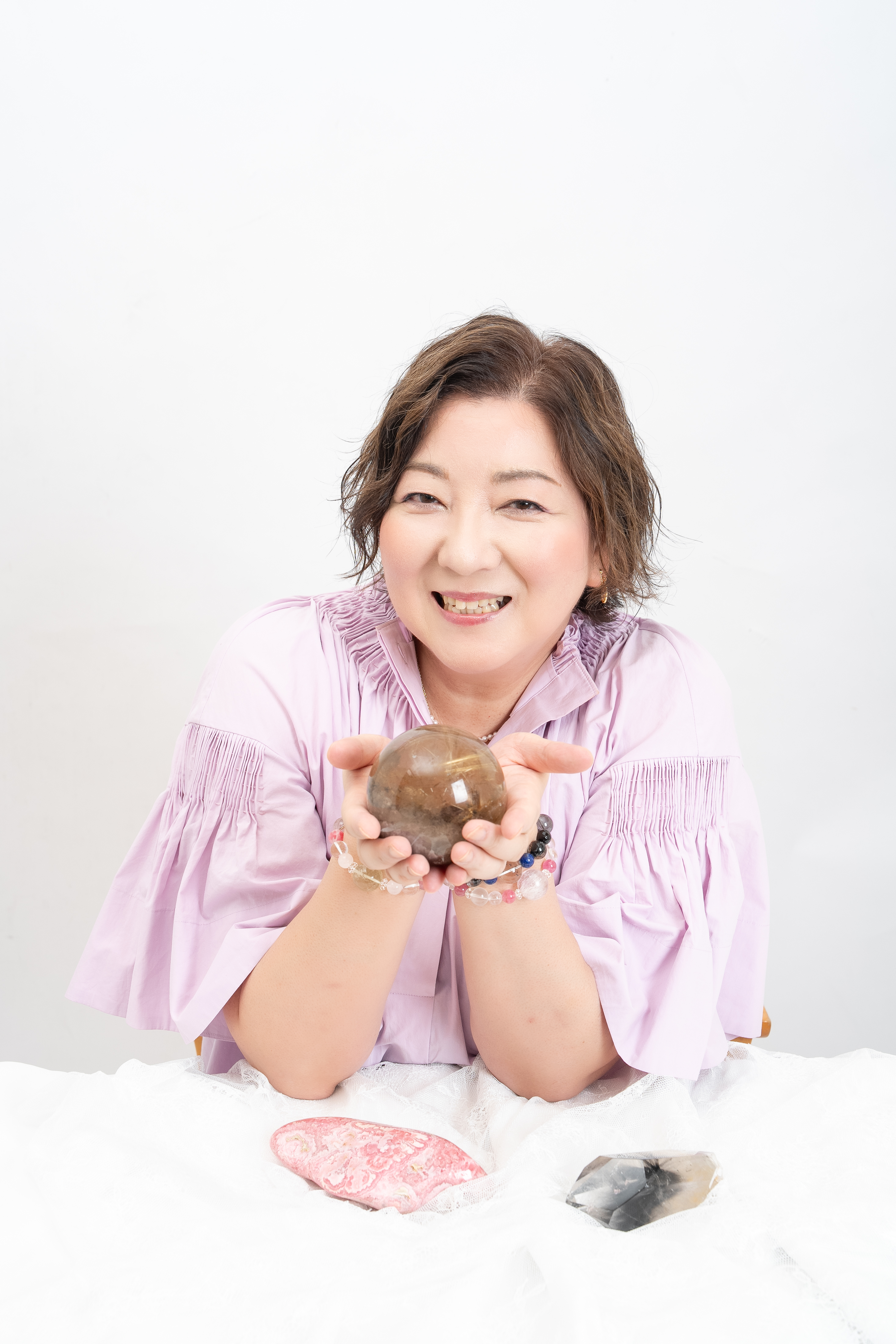 パワーストーンを手にする市川恭子